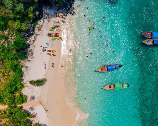 Rajska plaża na Phuket, kajaki, łodzie i krystalicznie czysta woda. Idealne miejsce, by zobaczyć, co oferuje wyspa.
