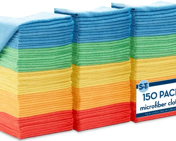 Tre staplar färgglada mikrofiberdukar i ett storpack om 150. Perfekta för all sorts städning.
