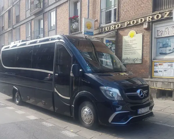 Ile osób w autokarze? Poznaj pojemność różnych modeli autokarów