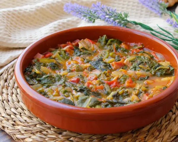 Guiso casero de acelgas con tomate y pimientos, una de las muchas recetas con acelgas que te encantarán.