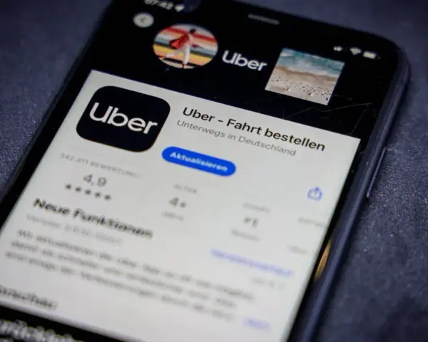Uber App auf einem Smartphone. Hier kann man bequem Fahrten buchen und die Uber preise berechnen.