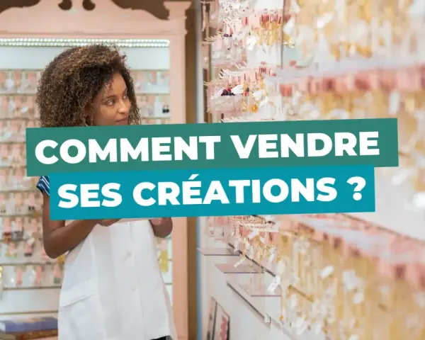 Une femme examine des bijoux dans une boutique, avec le texte "Comment vendre ses créations ?". Quel statut choisir pour lancer son activité ?