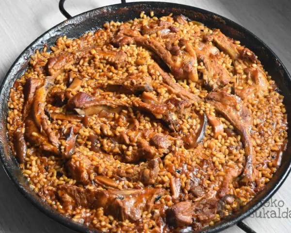 Arroz con costillas y champiñones, un plato sabroso y reconfortante, listo para ser disfrutado.