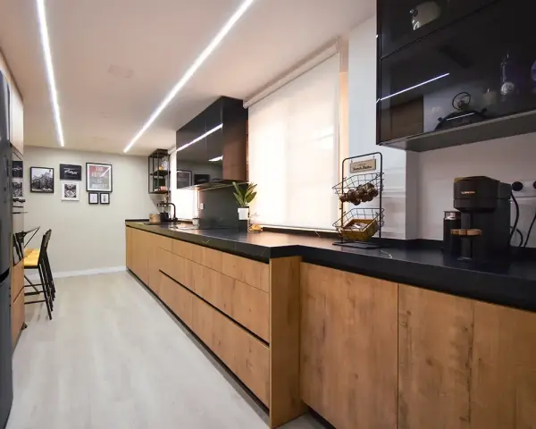 Cocina madera y negra: ¿Cómo lograr un diseño elegante y funcional?