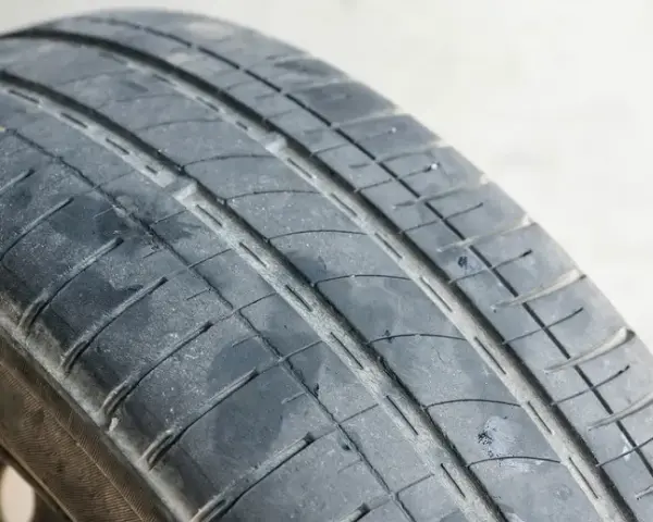 Opony letnie: 1,6 mm to za mało? Ekspert radzi, kiedy wymiana