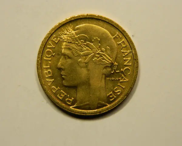 Une pièce de 1 franc 1948, en or, avec le profil d'une femme couronnée de blé. "République Française" est gravé sur le pourtour.