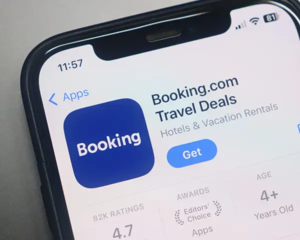 Aplikacja Booking.com na telefonie. Idealna do znalezienia noclegu lub jako pomysł na prezent – booking karta podarunkowa czeka na odkrycie!