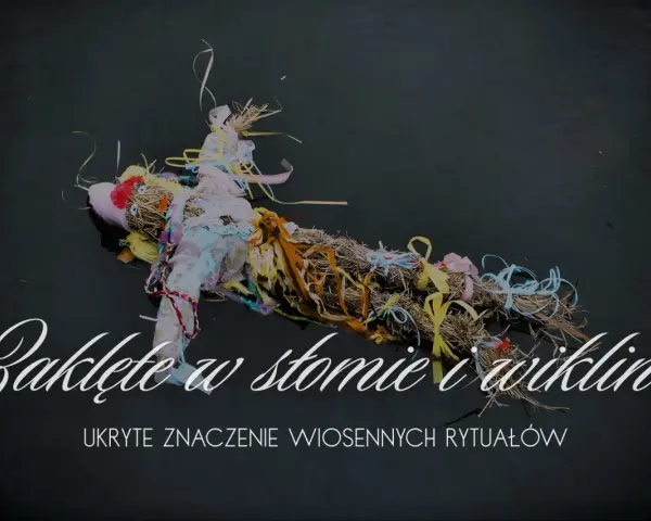 Słomiana kukła z kolorowymi wstążkami, symbol wiosennego obrzędu ludowego, pływa na ciemnej wodzie.