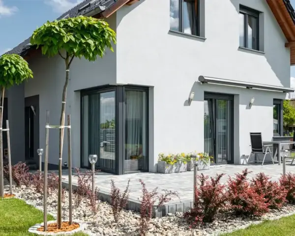 Nowoczesny dom z antracytowymi oknami. Wady? Może tylko takie, że trudno oderwać wzrok od tej pięknej architektury i zadbanego ogrodu.