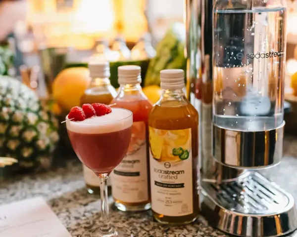 Miksologia co to? Koktajl z malinami, syropy i saturator Sodastream.