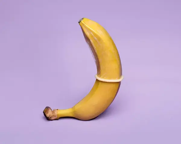 Banan w prezerwatywie, która została w pochwie.