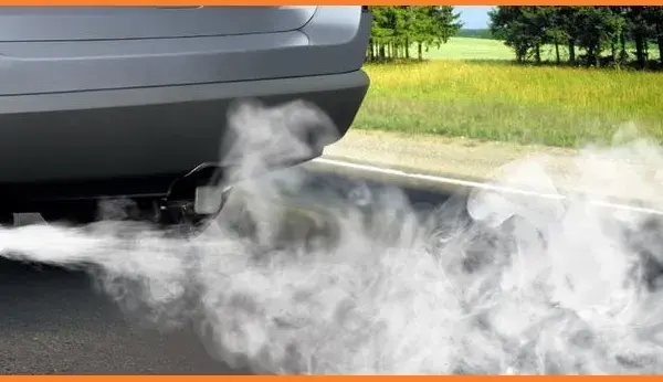 Moteur qui fume et sent mauvais : diagnostic rapide & solutions