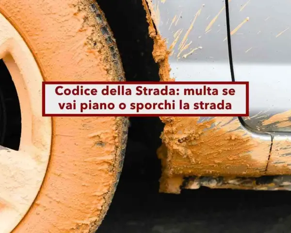 Ruota e carrozzeria di un'auto ricoperte di fango. Il testo recita: "Codice della Strada: multa se vai piano o sporchi la strada".