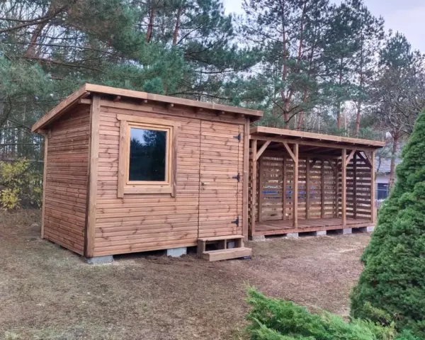 Drewniana altana i domek narzędziowy na działce rekreacyjnej. Idealne miejsce na wypoczynek i przechowywanie.