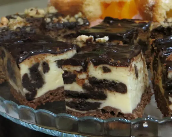 Pyszny sernik Oreo z polewą czekoladową, idealny na deser.