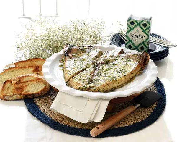 Deliciosa ventresca al horno, servida con pan tostado y hierbas frescas. Un plato perfecto para disfrutar.