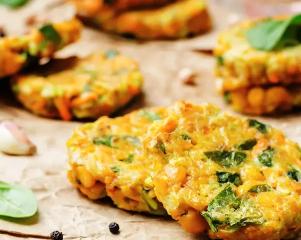 Tortitas doradas y crujientes, perfectas para tus recetas con garbanzos. Con espinacas y zanahoria, son un plato saludable y delicioso.