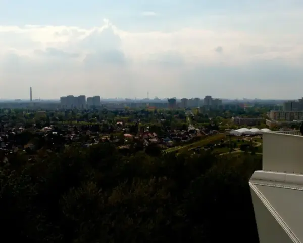 Blick über den Wolkenhain Berlin mit Menschen auf einer Aussichtsplattform.