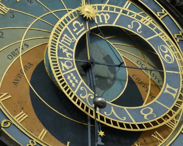 Zegar astronomiczny z symbolami zodiaku. Dowiedz się, jak obliczyć Lilith w horoskopie, analizując pozycje planet.