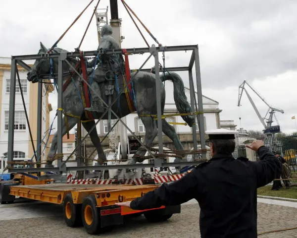 Grúa transporta estatua ecuestre. Quizás sea la que se erigió en el lugar donde nació Franco, en El Ferrol.