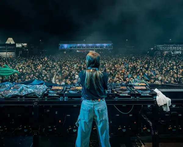 DJka na scenie, tłum ludzi na festiwalu techno Polska, unoszący się zielony aligator.