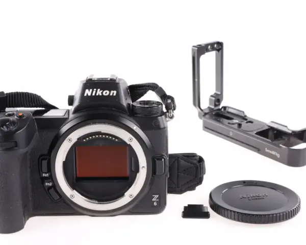 Nikon Z6, czyli co to lustrzanka, z uchwytem SmallRig i dekielkiem.