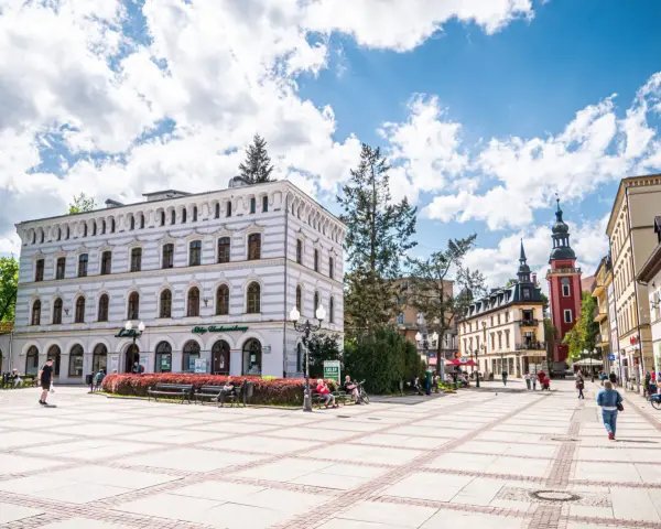 Rynek w Cieplicach Zdroju, z piękną architekturą i placem pełnym życia, to główne atrakcje tego uzdrowiska.