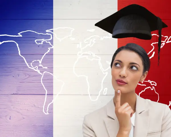 Mujer con birrete de graduación, pensando en su futuro, quizás preparándose para el delf exam, sobre un fondo con el mapa del mundo y la bandera de Francia.