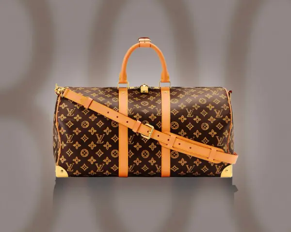 Borsa Louis Vuitton monogram marrone con dettagli in pelle color cuoio. Un classico dal louis vuitton anno di fondazione, perfetto per viaggiare con stile.