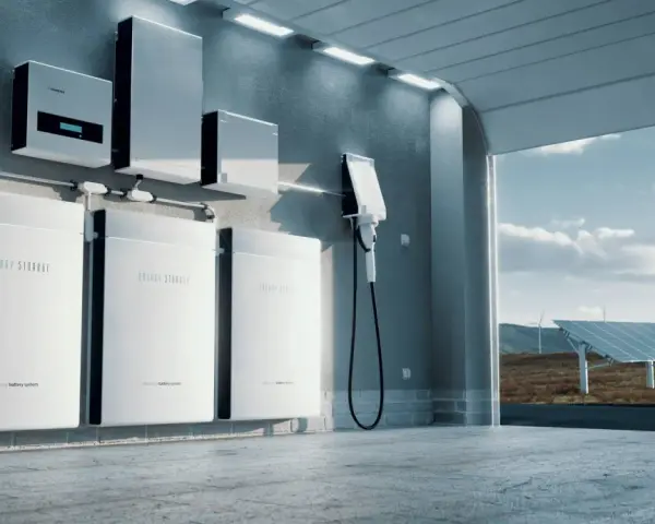 Nowoczesny magazyn energii do domu: panele słoneczne, turbiny wiatrowe i systemy akumulatorów litowo-jonowych zapewniające zrównoważone zasilanie.