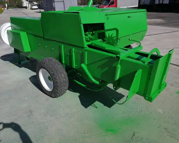 Zielona prasa zwijająca, produkt agtech, gotowa do pracy na polu.