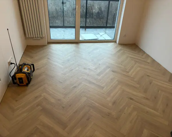Nowe panele w jodełkę tworzą elegancką podłogę. Sprawdź, jaka jest układanie paneli w jodełkę cena i odmień swoje wnętrze!
