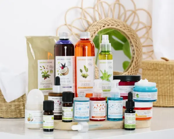 Des produits Aroma-Zone pour le soin du corps et des cheveux, dont un sérum à l'acide hyaluronique. L'urée, un composant hydratant, est souvent présente dans ces soins.