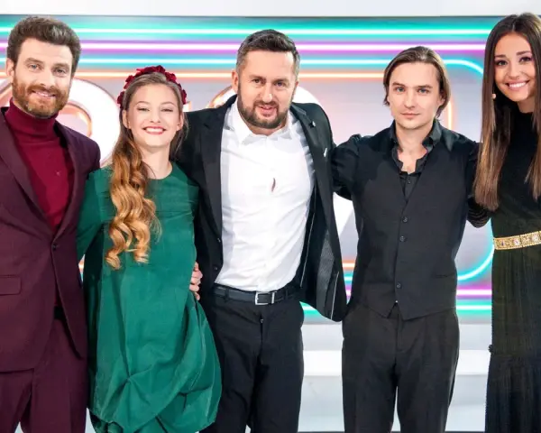 Pięć osób na scenie, w tym młoda dziewczyna w zielonej sukience. Chcesz wiedzieć, koło fortuny jak się zgłosić?