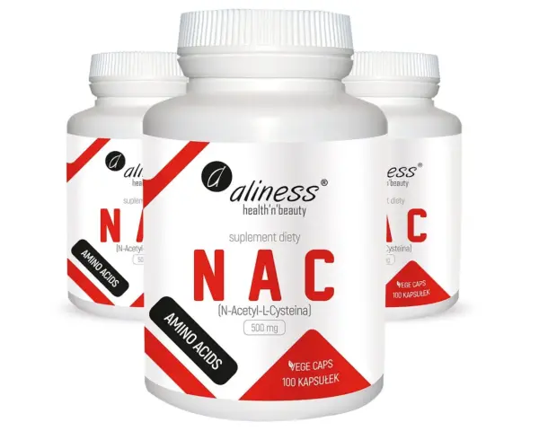 Trzy białe opakowania suplementu diety Aliness NAC (N-Acetyl-L-Cysteina) 500 mg, zawierające cysteinę.