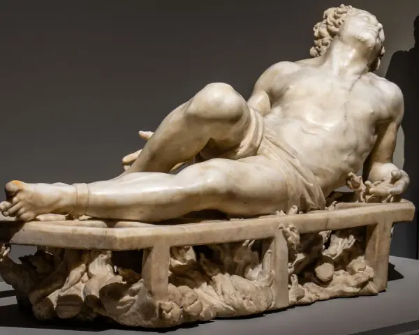 Sculpture en marbre d'un homme allongé, une des œuvres d'art de Le Bernin, capturant la douleur et la passion.
