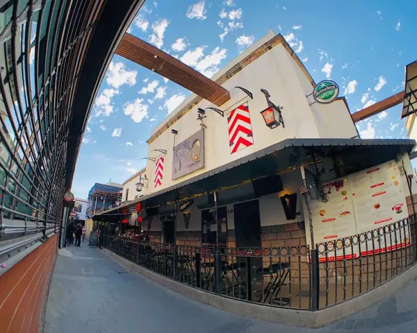 Descubre el Sótano Suizo Tijuana: Fondue y Chamorro desde 1986