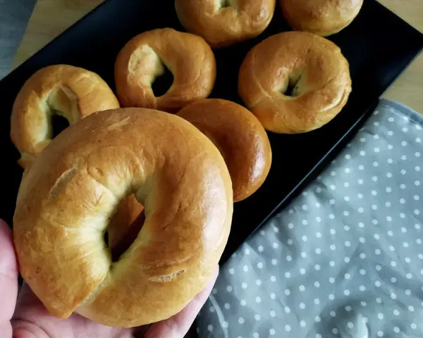 Świeżo upieczone bajgle, idealne na śniadanie. Prosty bajgle przepis, który każdy może wypróbować.