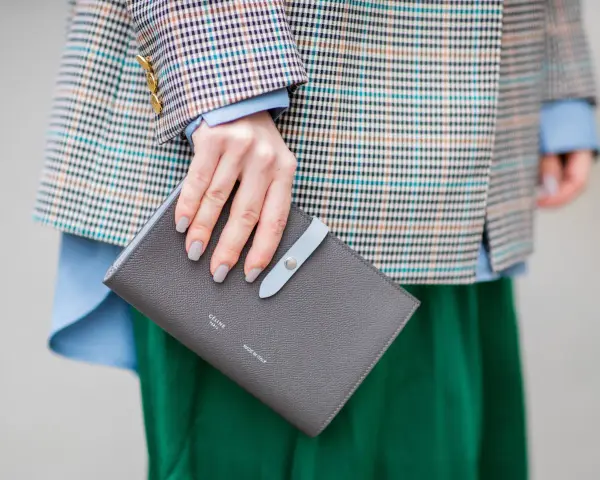 Manicure grigia in pendant con la borsa, un'idea su come abbinare lo smalto ai vestiti con un blazer a quadri e gonna verde.