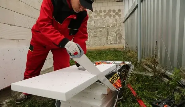 Jak kłaść styropian na krzywe ściany, aby uniknąć błędów i strat