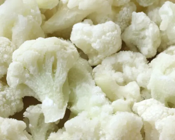 Gefrorene Blumenkohlröschen, bereit für die Lagerung. Perfekt für schnelles Kochen und gesunde Mahlzeiten. Blumenkohl einfrieren spart Zeit und Geld.