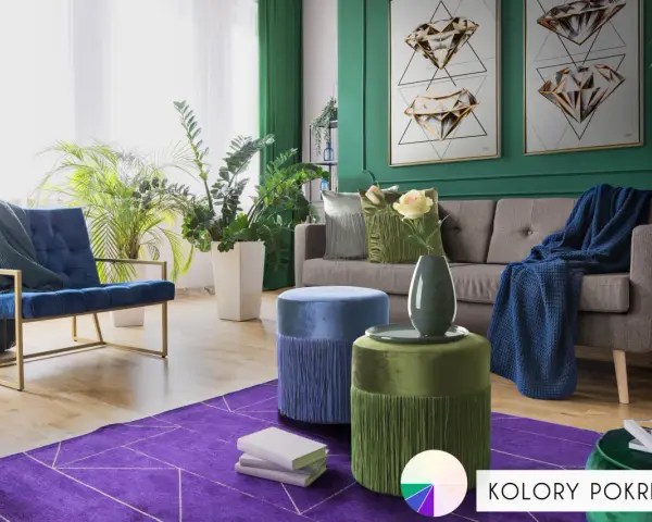 Elegancki salon z sofą, fotelem i pufami. Dominują głębokie zielenie, granat i fiolet. Pufy w odcieniach niebieskiego i **kolor seledynowy** dodają uroku.