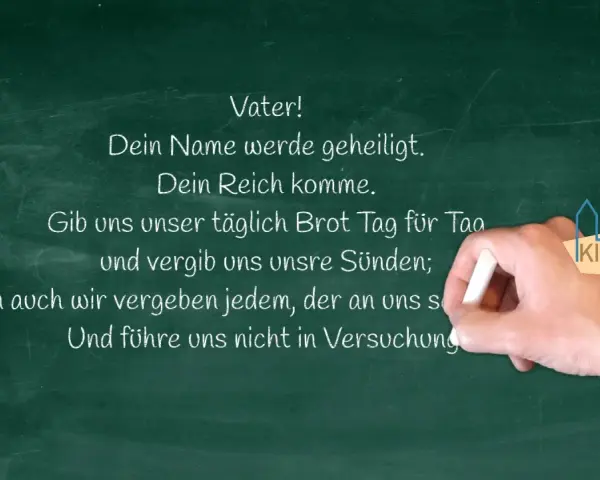 Kreidetafel mit Teilen des Vaterunsers. Eine Hand schreibt "Vater! Dein Name werde geheiligt. Dein Reich komme. Gib uns unser täglich Brot Tag für Tag und vergib uns unsre Sünden; denn auch wir vergeben jedem, der an uns s Und führe uns nicht in Versuc...