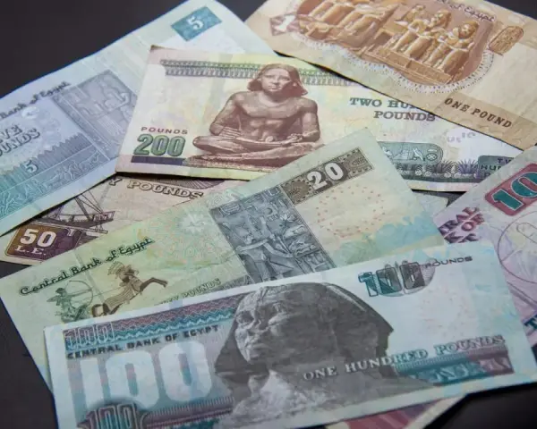 Egipskie funty, od 1 do 200, leżą na czarnym tle. Planujesz podróż i zastanawiasz się, jakie dolary do Egiptu? Lepiej zabrać funty!