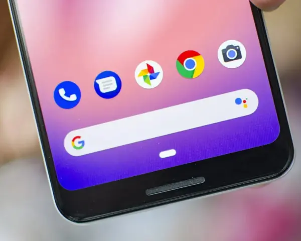 Ekran telefonu z ikonami: Telefon, Wiadomości (gdzie jest archiwum SMS w telefonie Android), Zdjęcia, Chrome, Aparat. Pasek wyszukiwania Google.