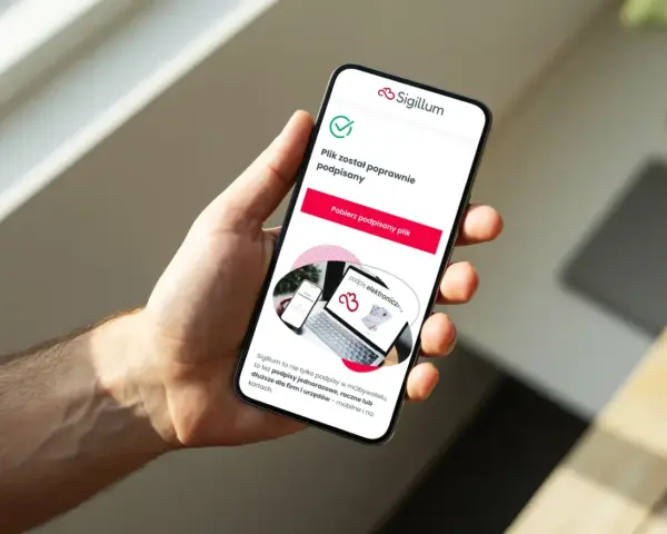 Dłoń trzyma smartfon z potwierdzeniem podpisu elektronicznego. Sigillum oferuje podpisy dla każdego obywatela.