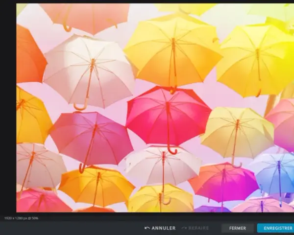Un ciel rempli de parapluies colorés, comme dans un rêve Pxlr. L'interface d'édition montre des options pour ajouter des éléments et ajuster la transparence.
