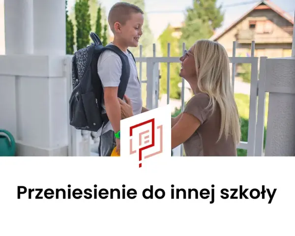 Chłopiec z plecakiem i uśmiechnięta kobieta, być może mama, przygotowują się do nowego etapu. To może być przeniesienie do innej szkoły, pełne nadziei.