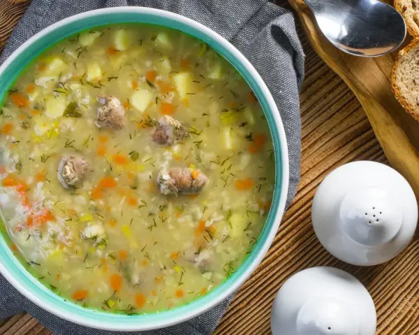 A miseczka parującego krupniku, pachnącego jak zupa krupnik przepis babci. Ziemniaki, marchewka i mięso w aromatycznym bulionie.