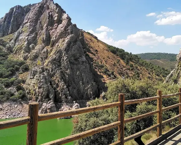 Impresionante paisaje de un parque protegido con imponentes rocas, vegetación frondosa y un río de aguas verdes.